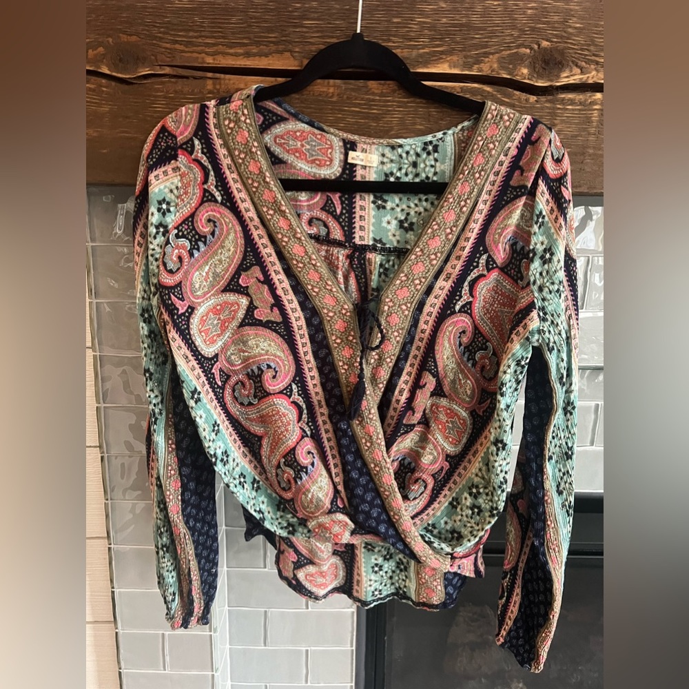 Women’s Hollister Paisley Mock Wrap Crop Shirt Small EUC